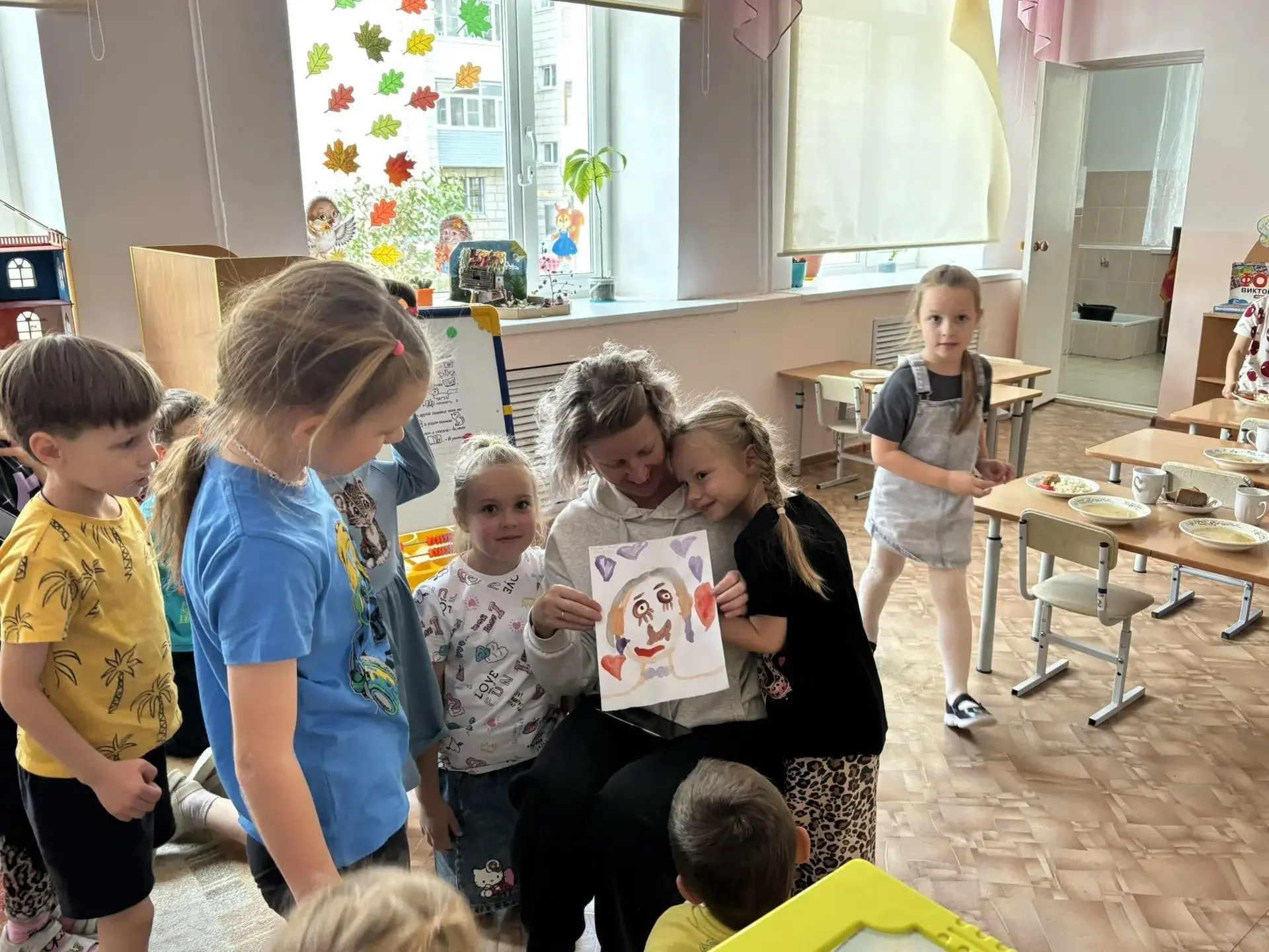 «Солнышки» нарисовали портреты работников детского сада и подарили их 🎨 Педагоги были ...