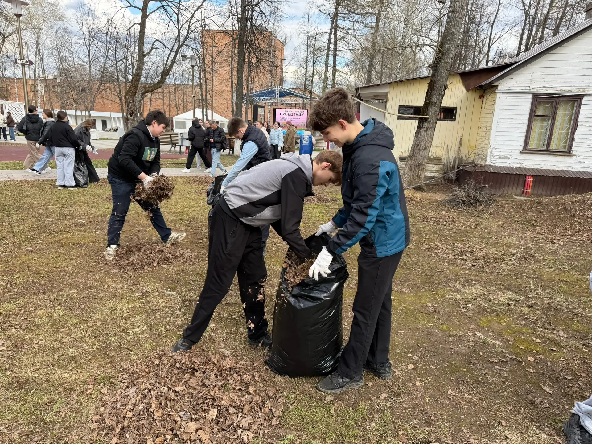 🌸 Весна идет! Весне дорогу!  Жители Сарапула вновь вышли на весенние субботники, а вместе с ними - и