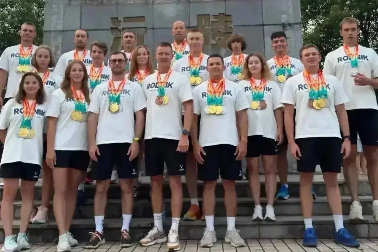 🥈 Батайчанин завоевал три медали Кубка мира по гребле на лодках «Дракон»