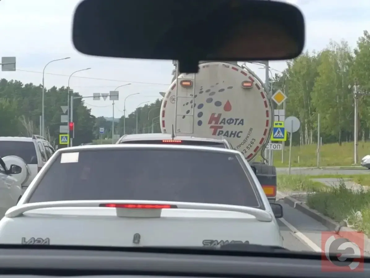 Новосибирцы гоняются за бензовозами