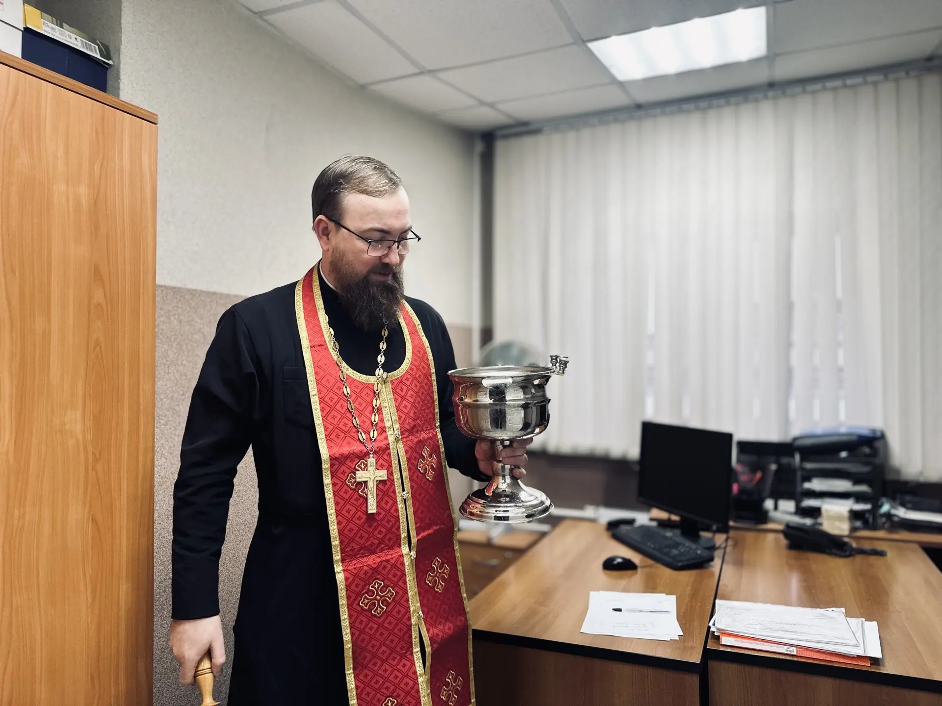 🙏 «Благословление на служение»: отец Роман посетил Главное управление   🔹Настоятель храма Кемеровски