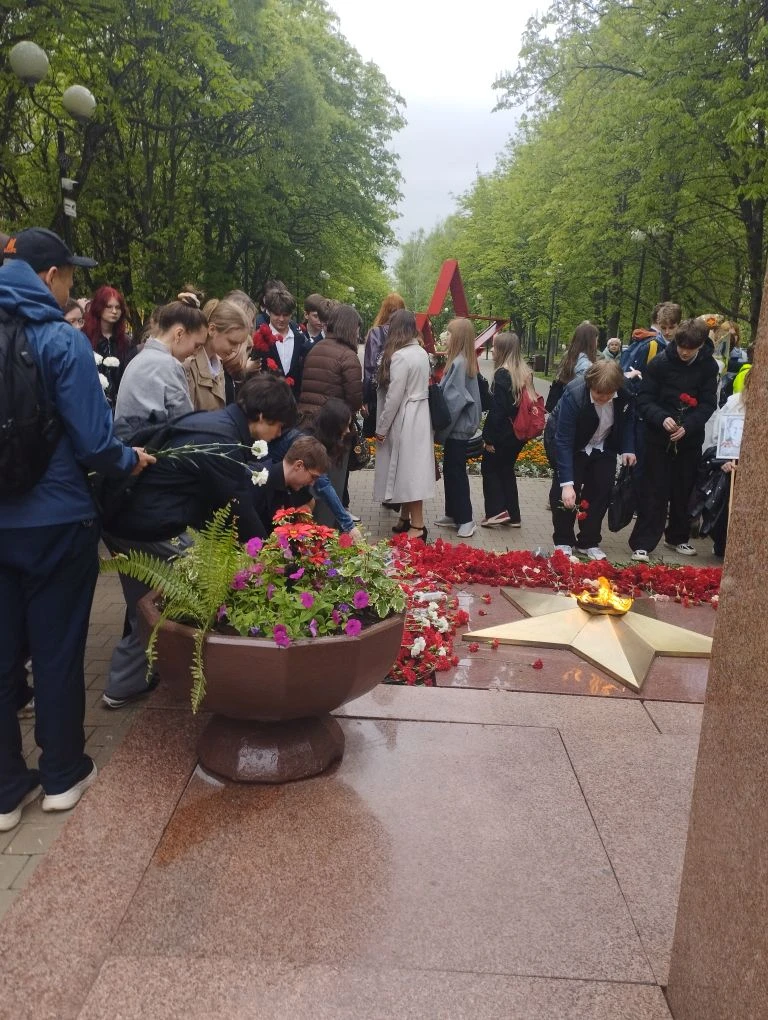 Учащиеся 10-х классов почтили память погибших героев Великой Отечественной войны и возложили цветы к