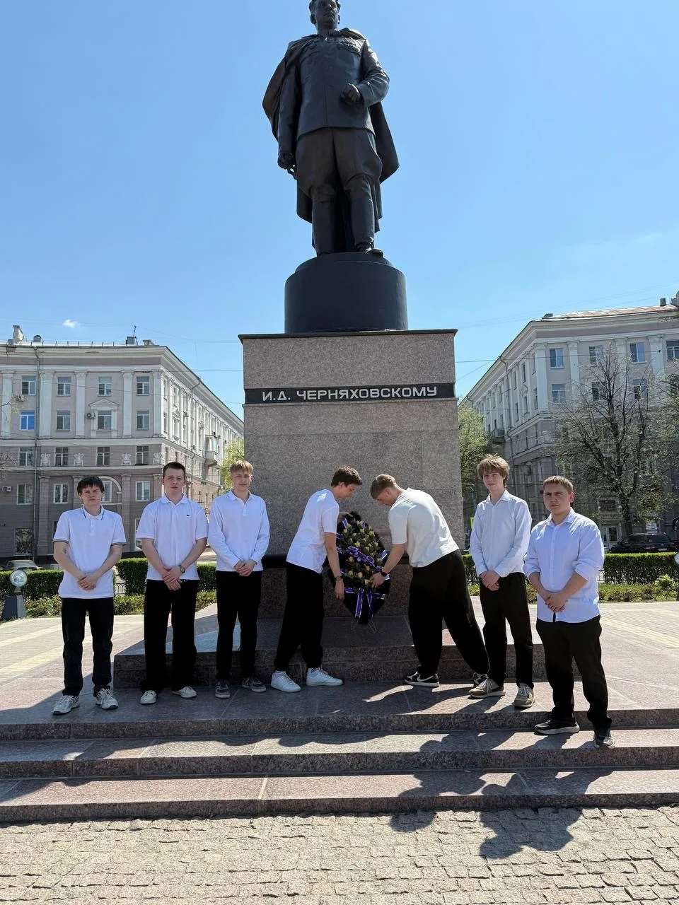 🚂 Связь поколений: студенты РГУПС почтили память героя.  В преддверии Дня Победы студенты группы ВДД