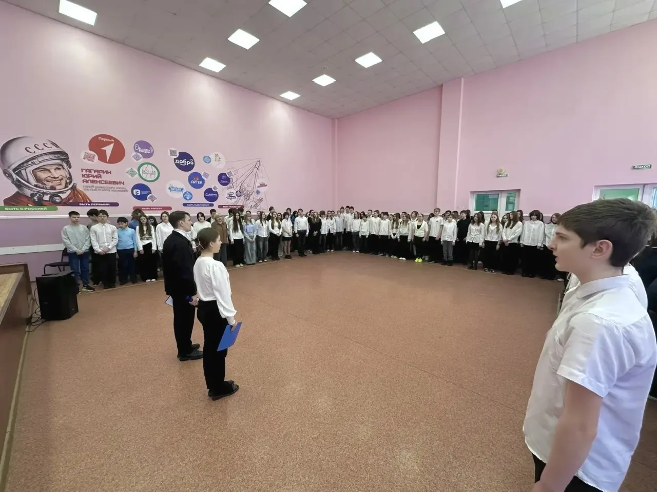 🇷🇺 В нашей школе состоялась памятная линейка, посвящённая Максиму Владимировичу Песковому  17 марта 