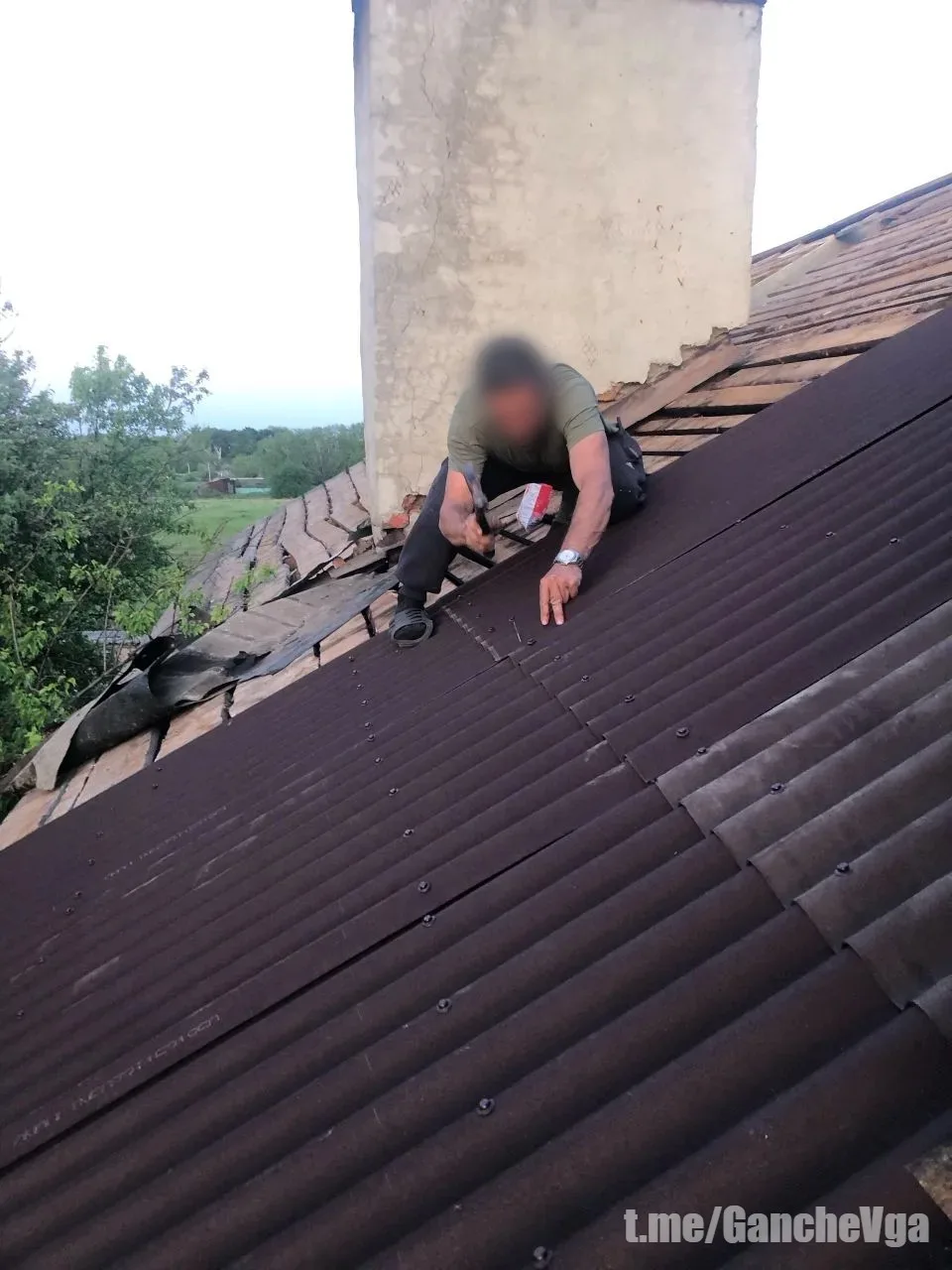 Боевики киевского режима, применяя БПЛА, нанесли удар по двухэтажному жилому зданию в селе Новоегоро