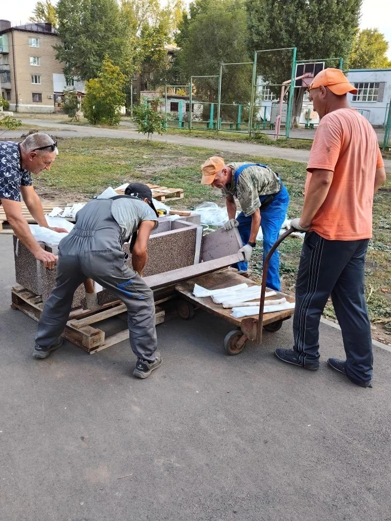 В городе Суходольск в сквере имени В. Ташлыкова завершены работы по установке лавочек и...