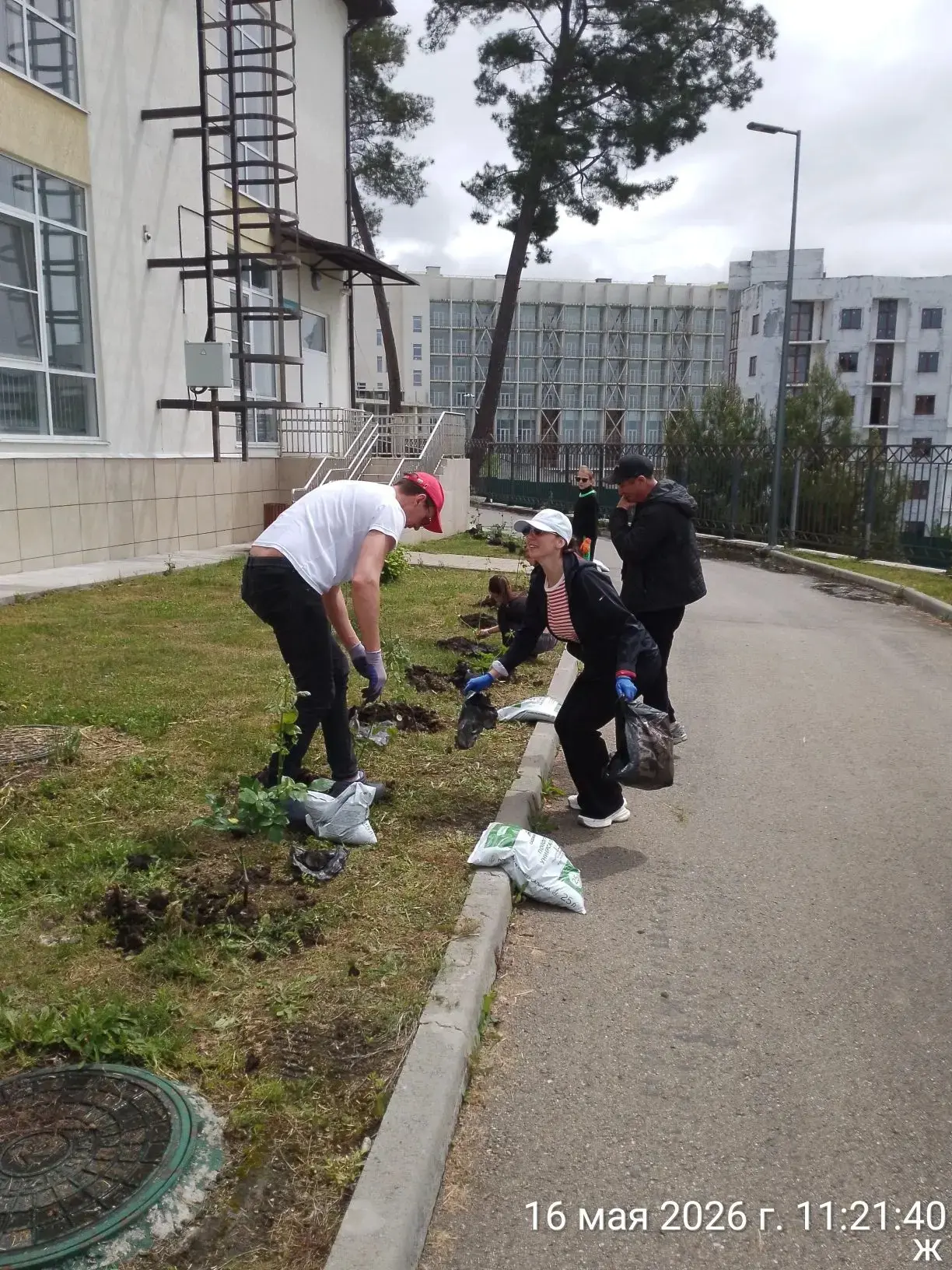 🌹Сегодня на территории нашей школы царила атмосфера единения и заботы о будущем.   🌳В рамках акции п