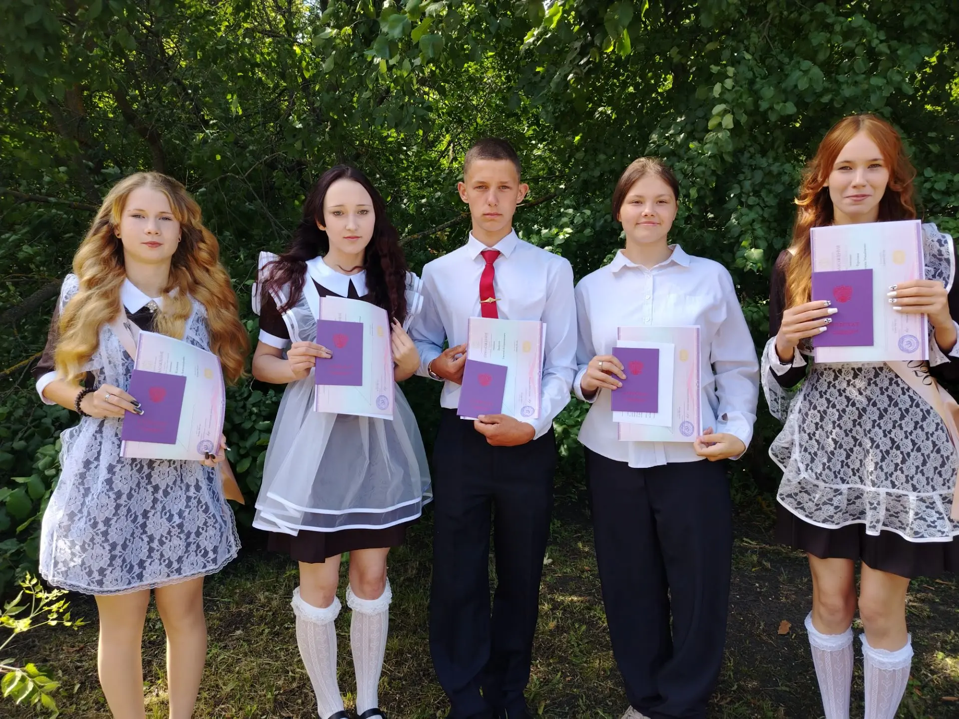 Важное событие в жизни школьников! 🎉

Сегодня выпускники 9  класса получили свой первый аттестат — 