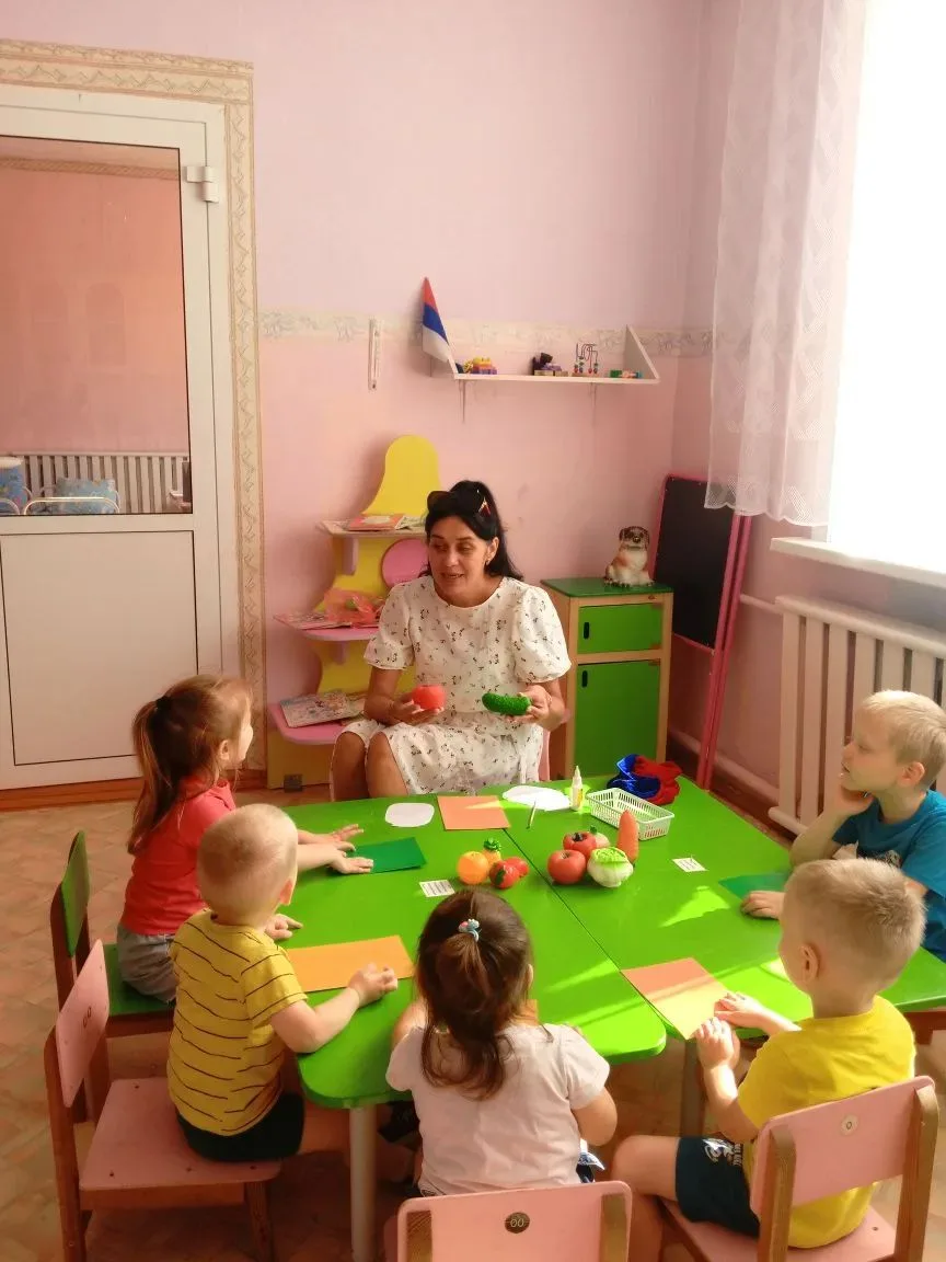 Сегодня наши малыши из 1 младшей группы делали аппликацию «Компот в банке». Ребята учились аккуратно
