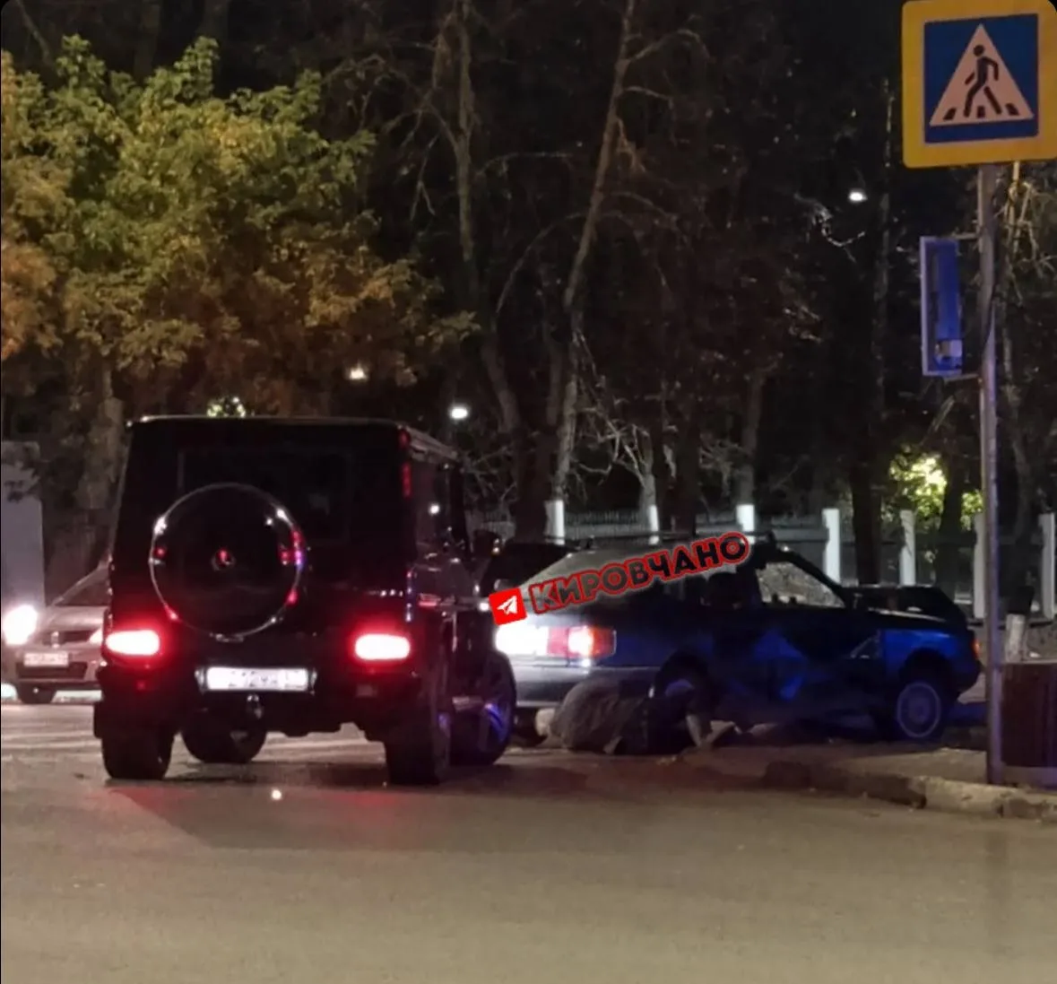 Около Горького, 55 авария. Столкнулись Ауди и Гелик.