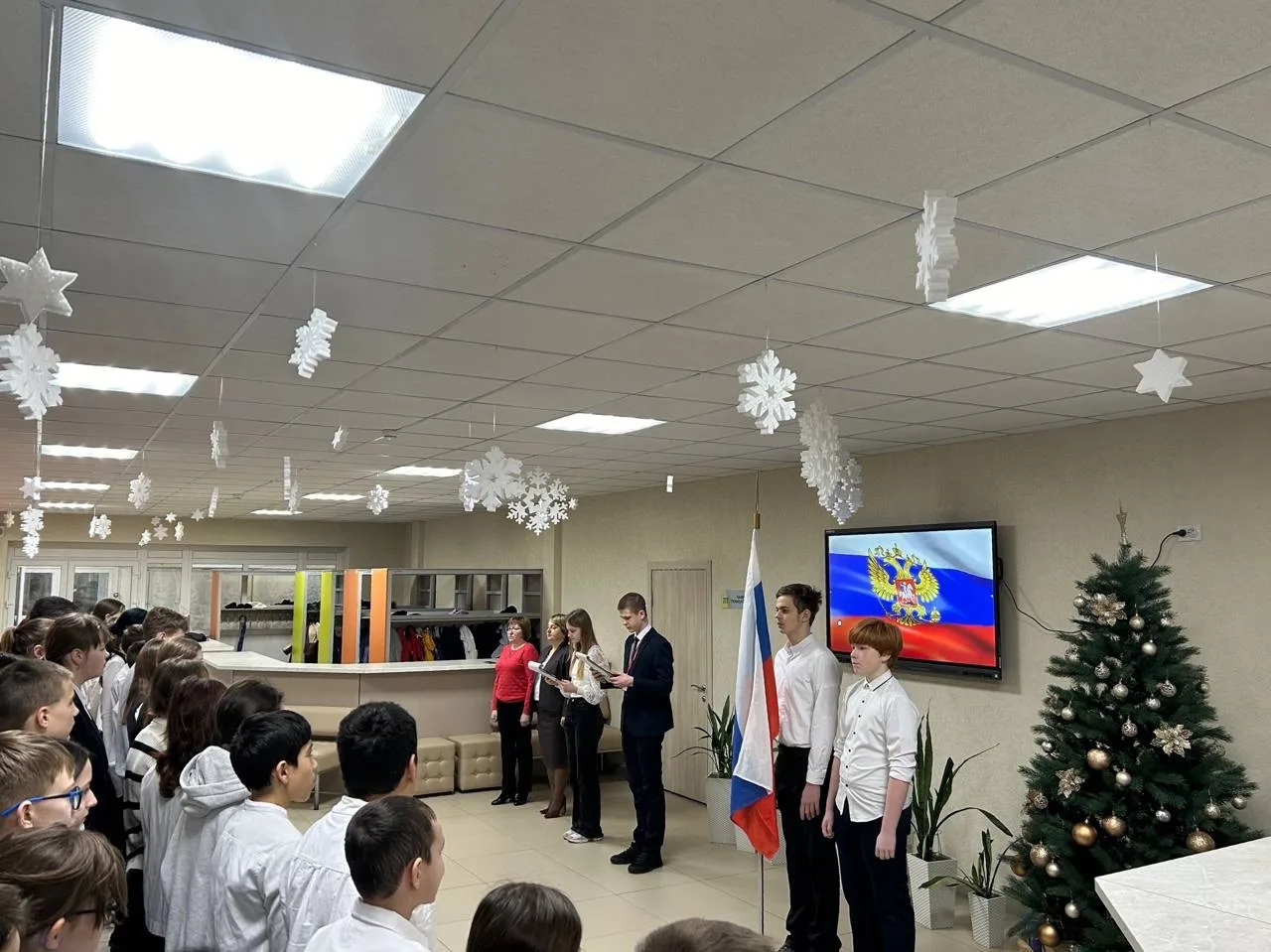 Еженедельная торжественная линейка🇷🇺  Сегодня в нашей школе состоялась торжественная линейка, на кот