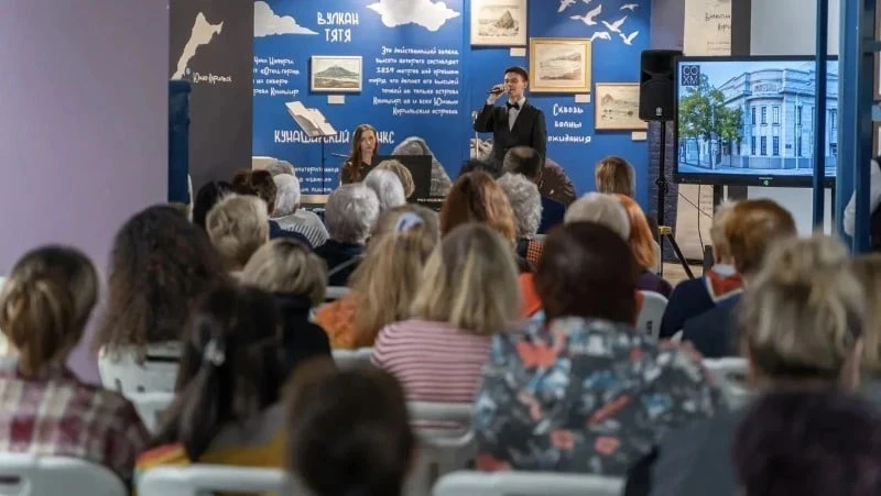Поэзия, мода и романсы объединили зрителей в Южно-Сахалинске на проекте «Поющий музей»