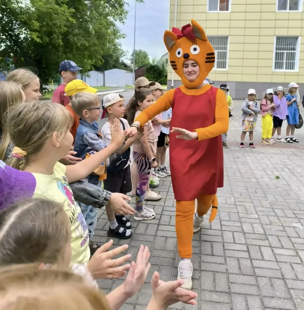 🌞 Сегодня в нашем лагере было ярко и весело!

С самого утра ребята с улыбками отправились дружной к
