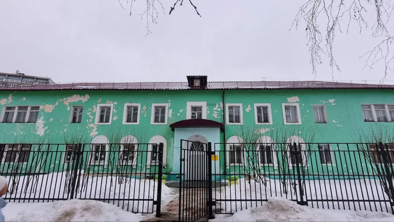 1 марта вычищена скатная кровля в здании детского сада на Социалистической, 8.