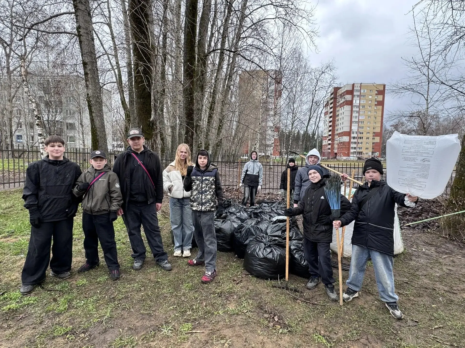 🧹 СУББОТНИК ПРОШЁЛ НА УРА! Вся школа — с 1 по 11 класс — вышла на весеннюю уборку. Никто не остался 