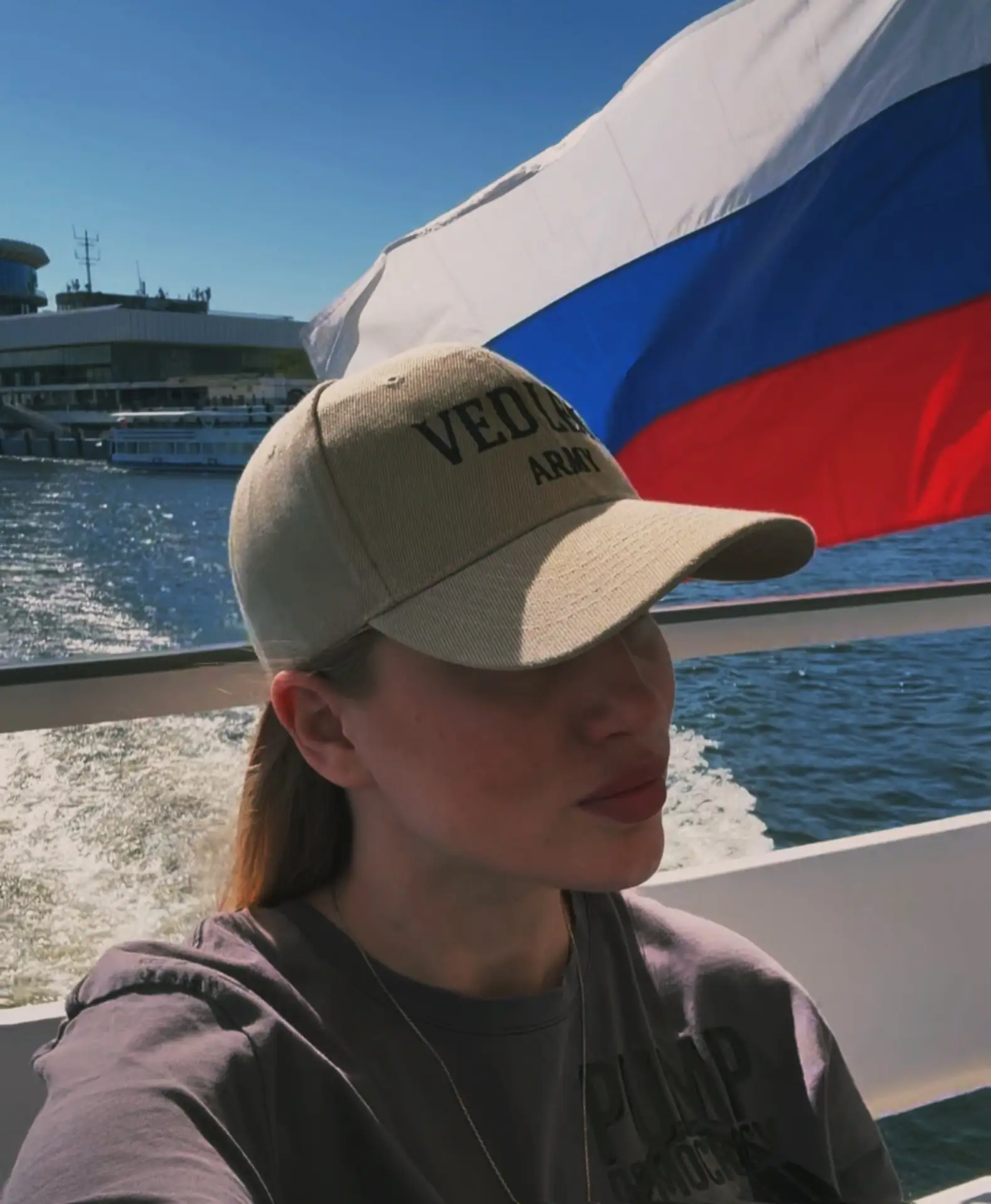 Родные, поздравляю всех с праздником, с Днем России!

Тебе одной плету венок, 
Цветами сыплю стежку 