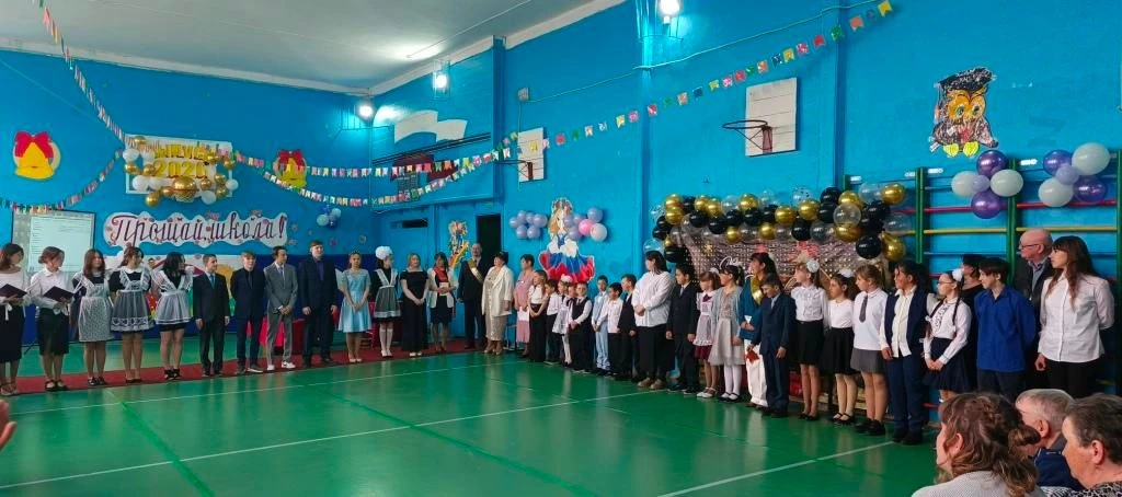 26 мая прозвенел "Последний звонок" в Пахачинской средней школе! Выпускники 9 и 11 классов с педагог