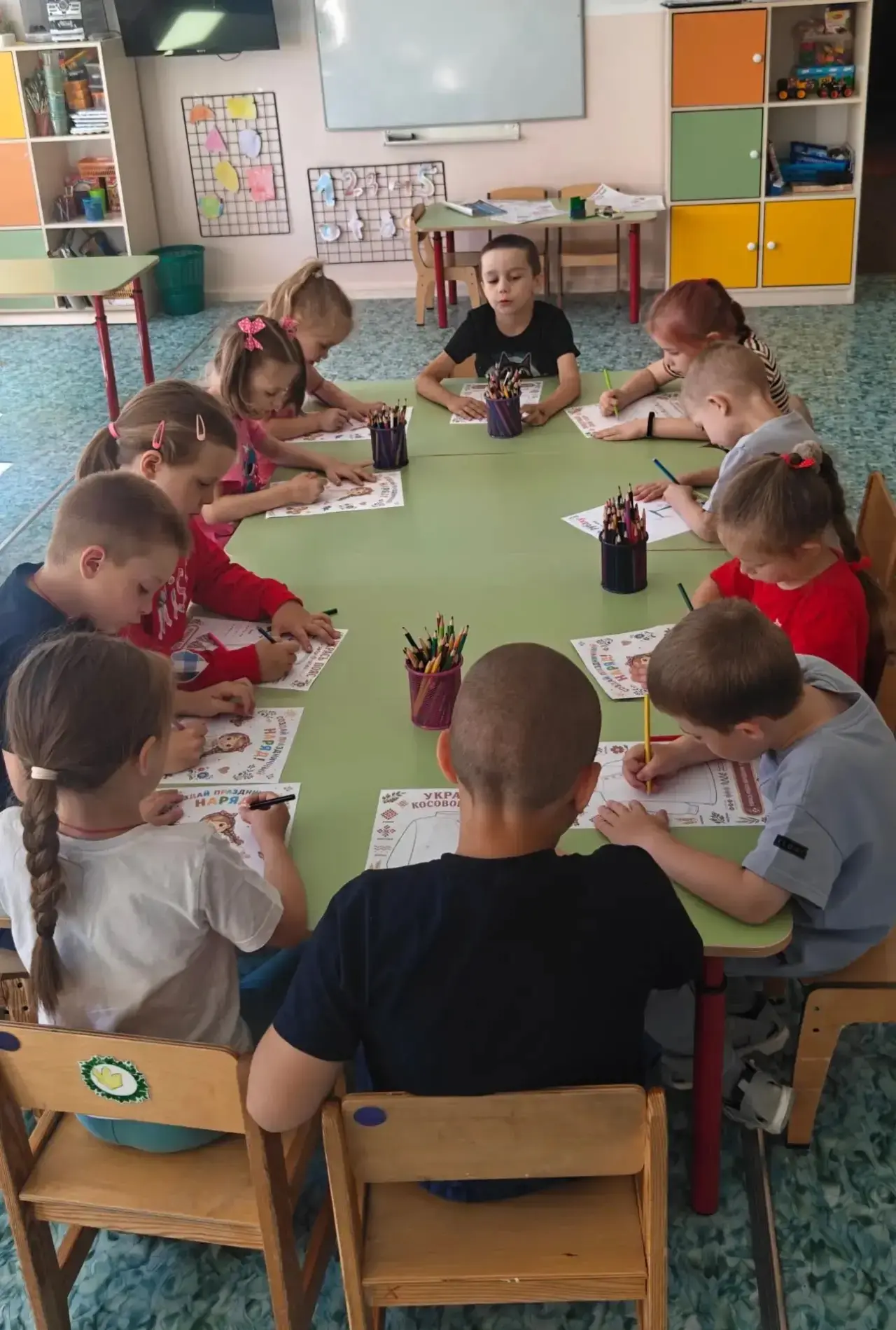 Как же у нас сегодня интересно! 🥰
Настоящий сад творчества! Мы на время превратились в модельеров и