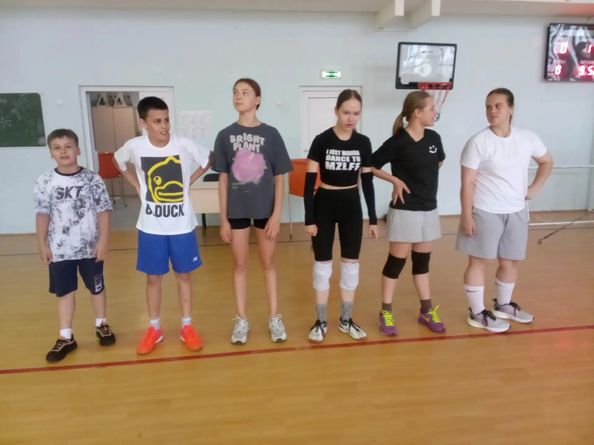 😎Спорт, здоровье и каникулы!
Знакомьтесь, наш спортивный  отряд ТОС "Виктория" и их руководитель Ан