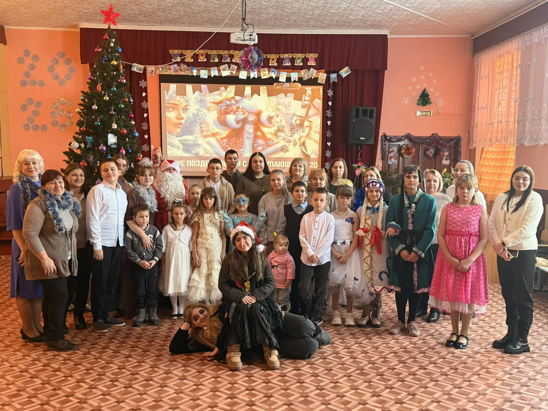 ❄️ Карнавал чудес: Дед Мороз спасен, подарки вручены! 🎅🧤