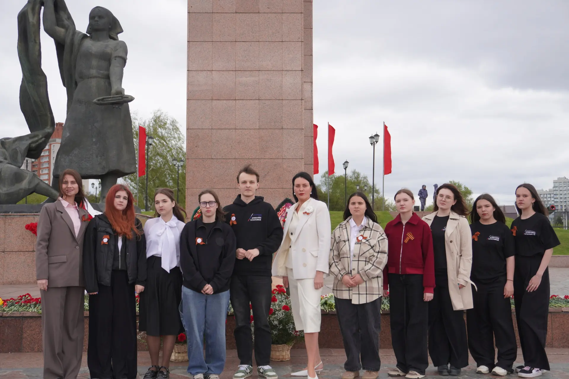 🎖️В преддверии 9 Мая вместе с моим волонтёрским центром возлагали цветы к мемориалу Ге...