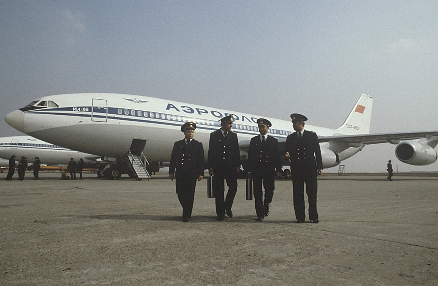 Авиалайнер Ил-86 после посадки. Шереметьево-2, Москва СССР, 1983 год. Интересный факт: ...