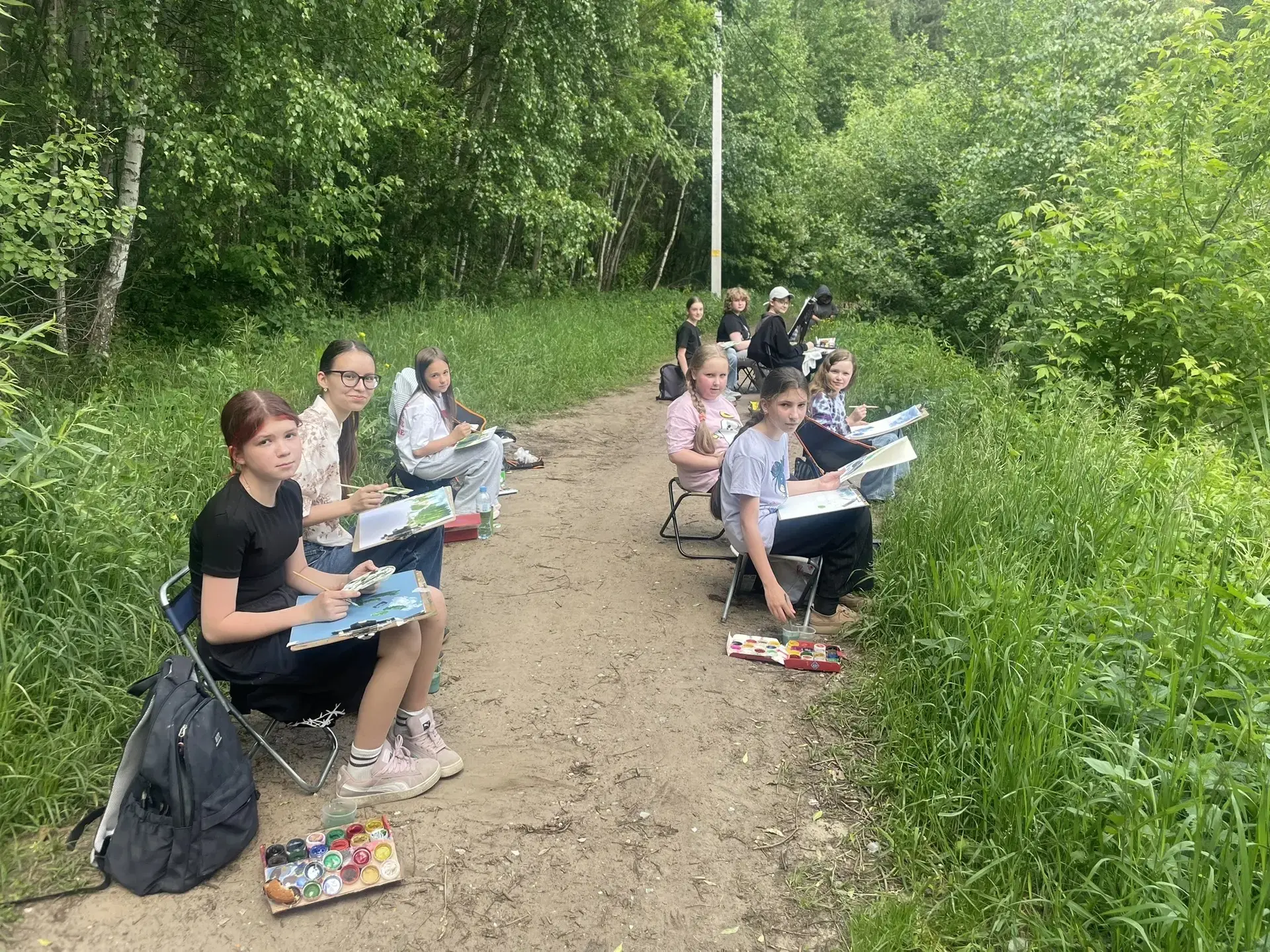 🎨 У учащихся художественного отделения стартовала пленэрная практика — время, когда учебные аудитор