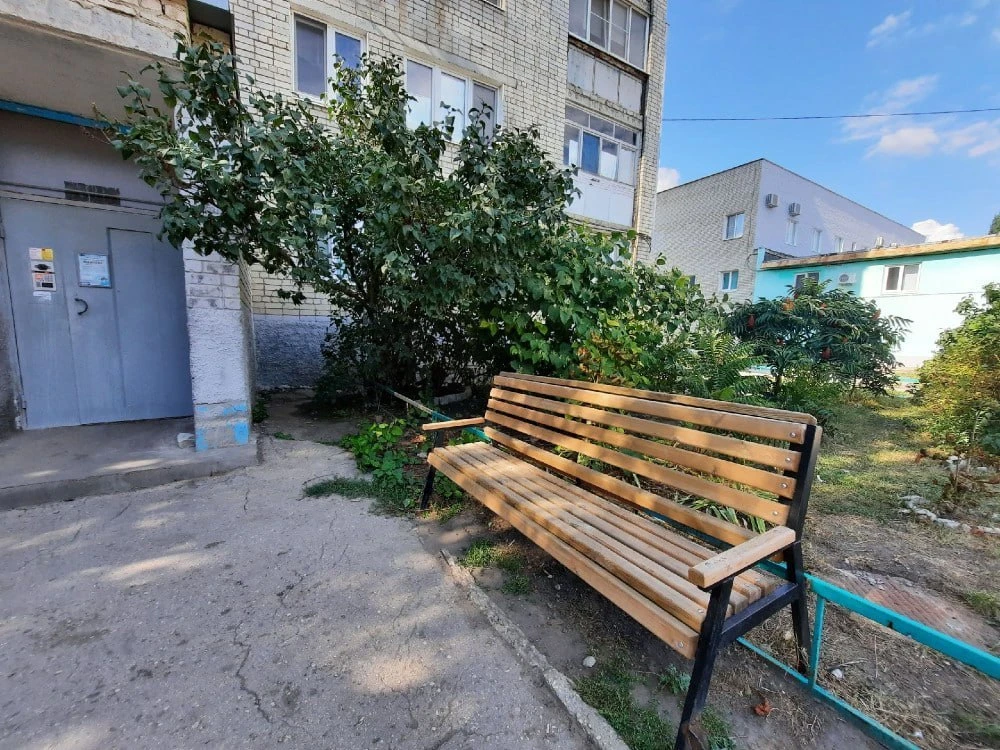 ⚡️В Госдуме предложили сделать лавочки у подъездов обязательными, — СМИ.  Скамейки со спинкой стоит 