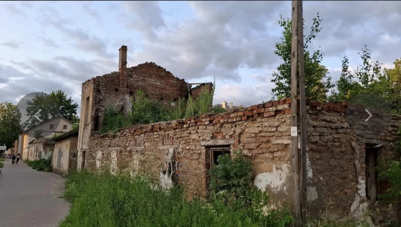 В Пскове начали разбирать аварийный дом усадьбы Ивановой на улице Труда.