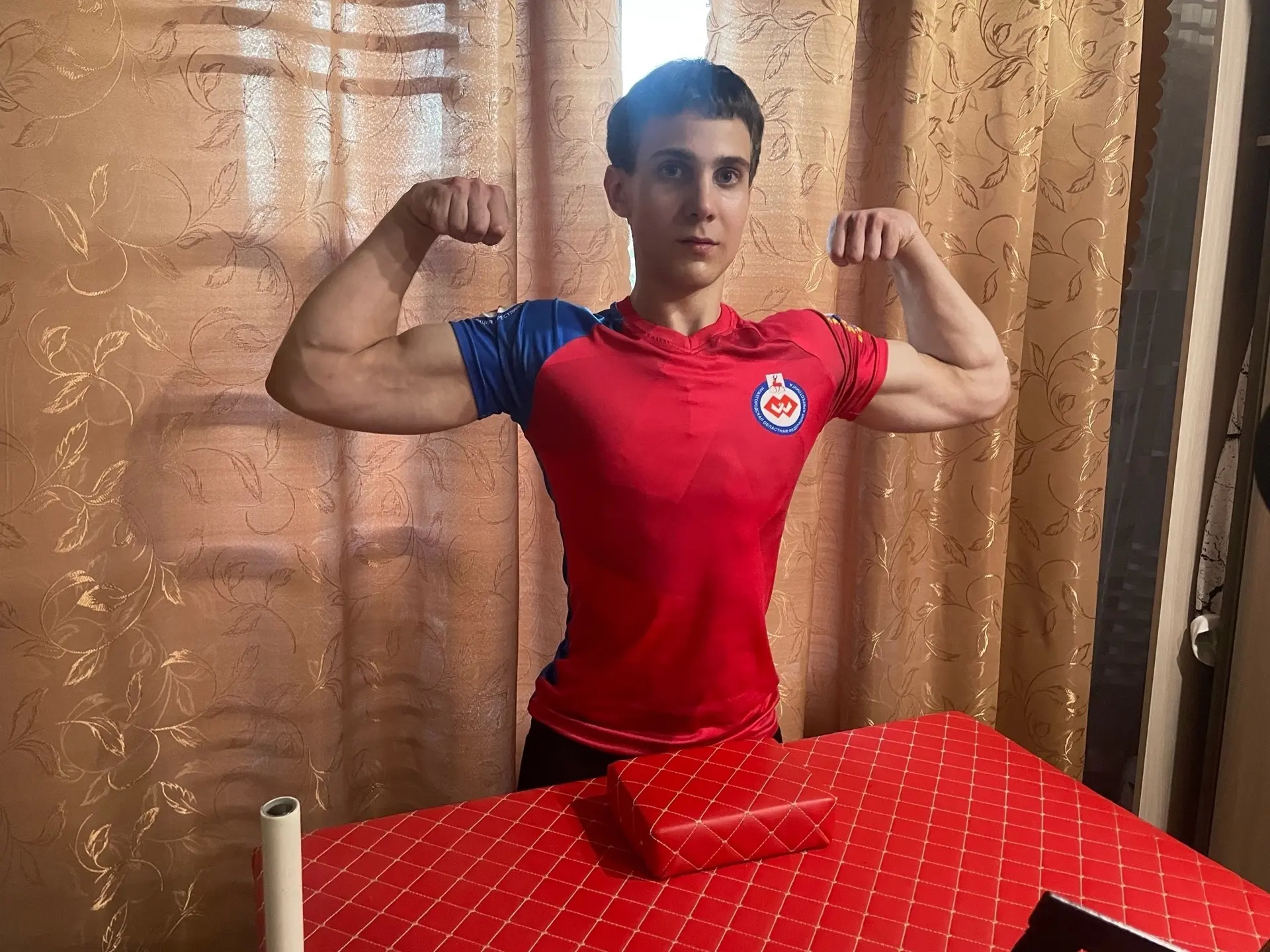 Наш силач!