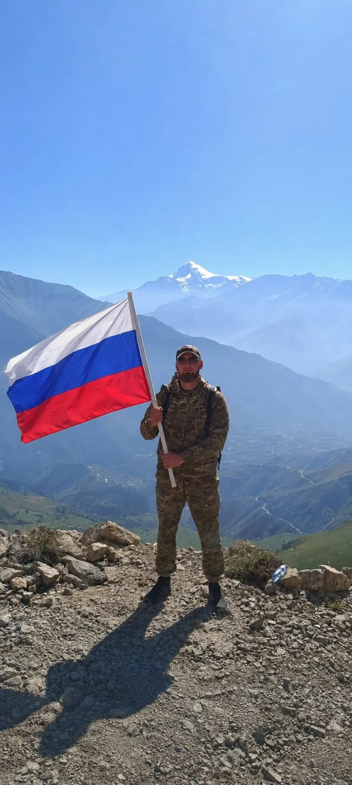На вершине Столовой горы судебные приставы Ингушетии водрузили флаг России.