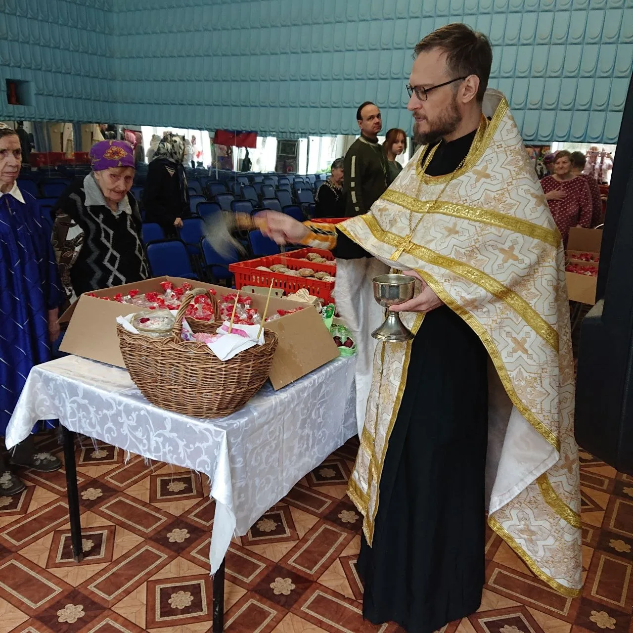 Мои родные, сегодня по нашей доброй традиции подарили куличи в Геронтологический центр. Спасибо кажд