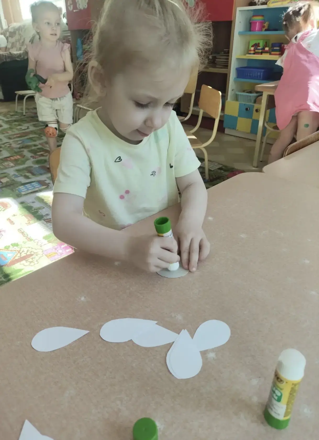 Наши Гномики творят чудеса! 🌼✂️

На занятии по аппликации в группе #ГномикиДС18 малыши слепили клеи