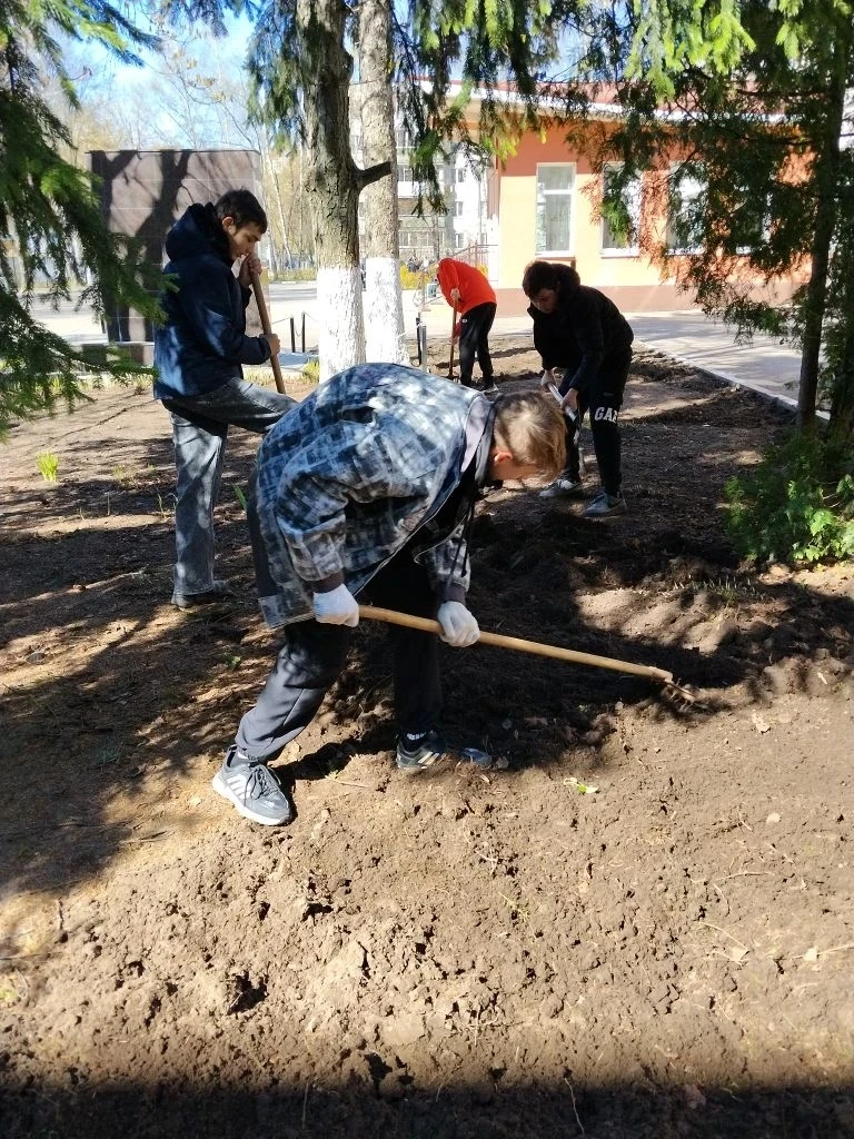 🌿  Всероссийский субботник: вместе благоустроим территрию школу.       25 апреля 2025 года наша школ