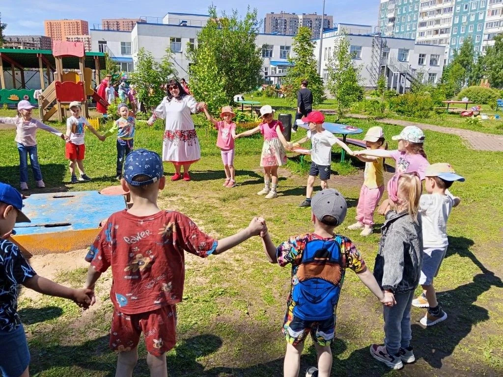 Старшие группы 
🇷🇺🎉👫В преддверии праздника 12 июня — Дня России для ребят групп "Пчелки" и "Васи