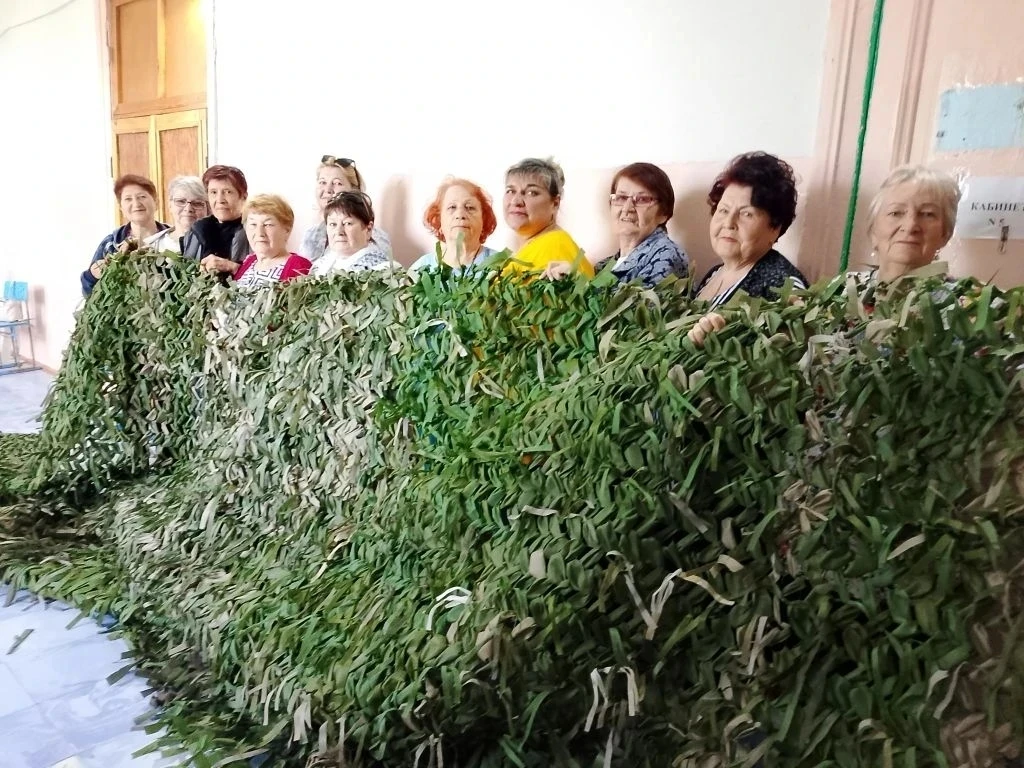 Пожилые люди в Новобурасском районе  плетут летние маскировочные сети для бойцов СВО.