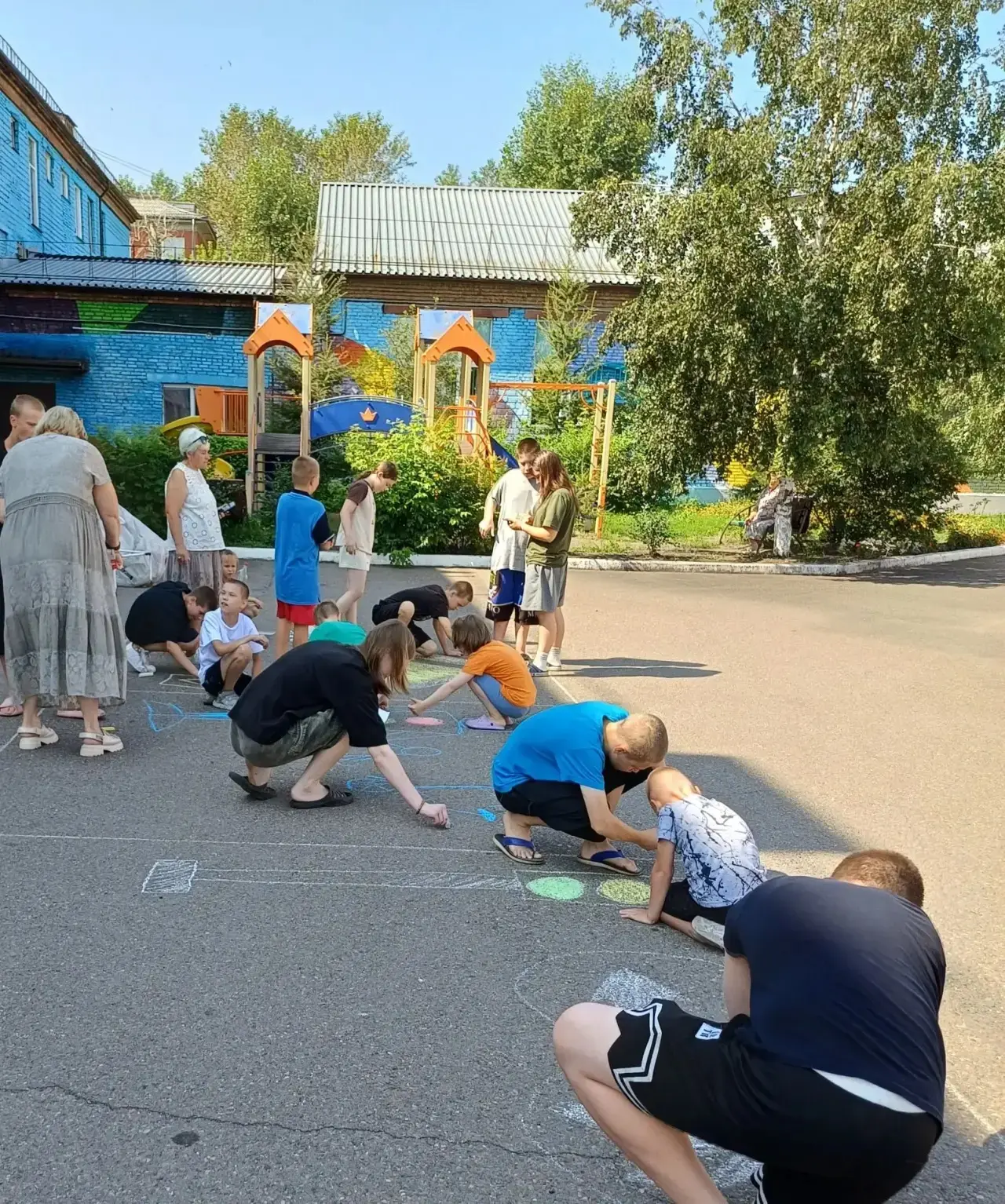 Сегодня наши ребята превратили асфальт в яркую азбуку безопасности! 🎨