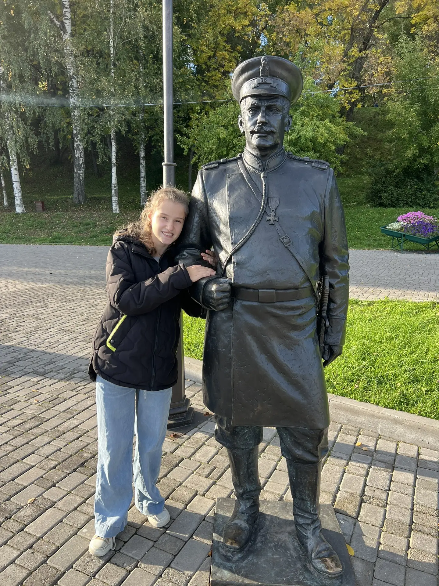 Пошли гулять дальше. По карте посмотрела - тут где то рядом еще один бронзовый Купчик 😁