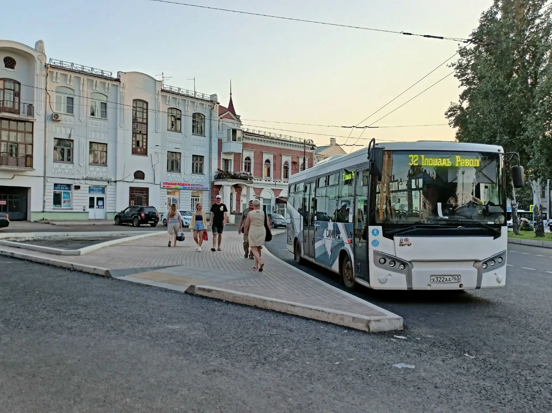 Островки в карманах вокруг площади Революции в действии.