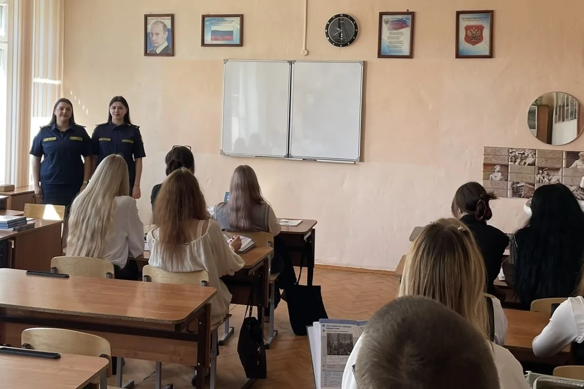 📝 Молодые сотрудники УИИ ГУФСИН провели профориентационную встречу в школе № 15 г. Канска