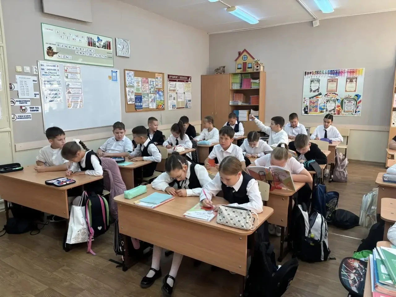 Сегодня, 4 сентября, в 4 «Б» классе прошел классный час «Дерево мира: листья-обещания» 🌿