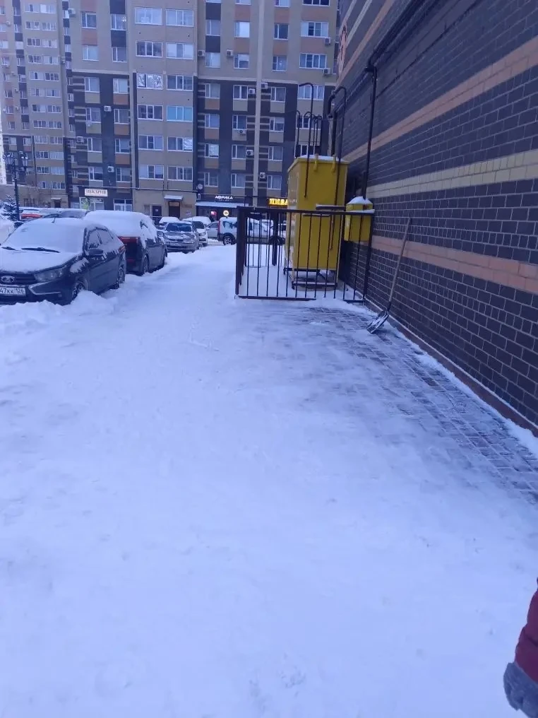 Уважаемые собственники!❄️  С раннего утра управляющая компания выполняет работы по уборке придомовой