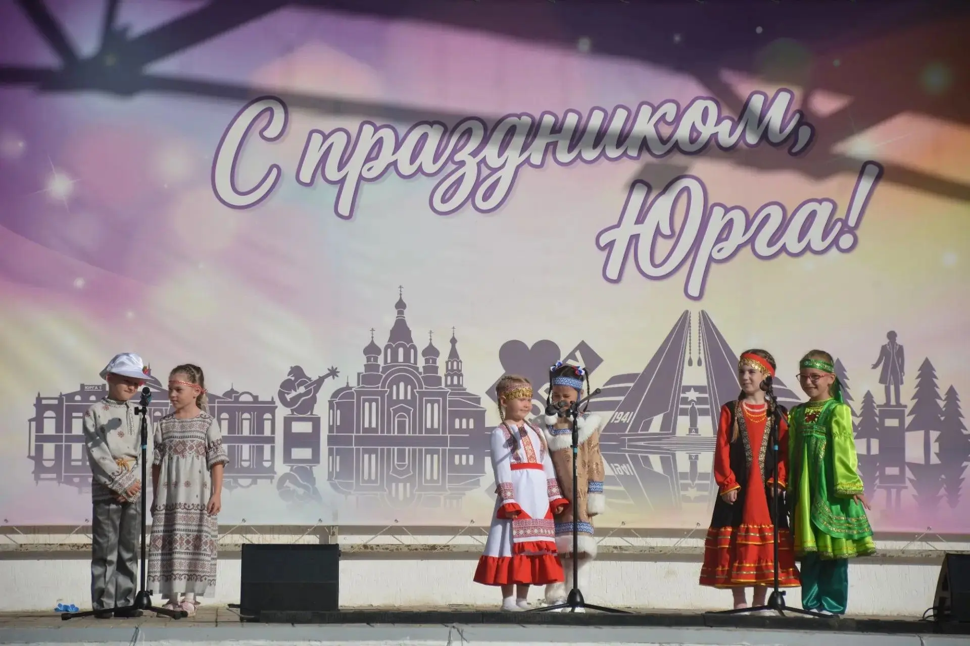 🇷🇺  В День России на сцене городского парка имени А.С. Пушкина наши юные артисты из ансамбля «Жаво
