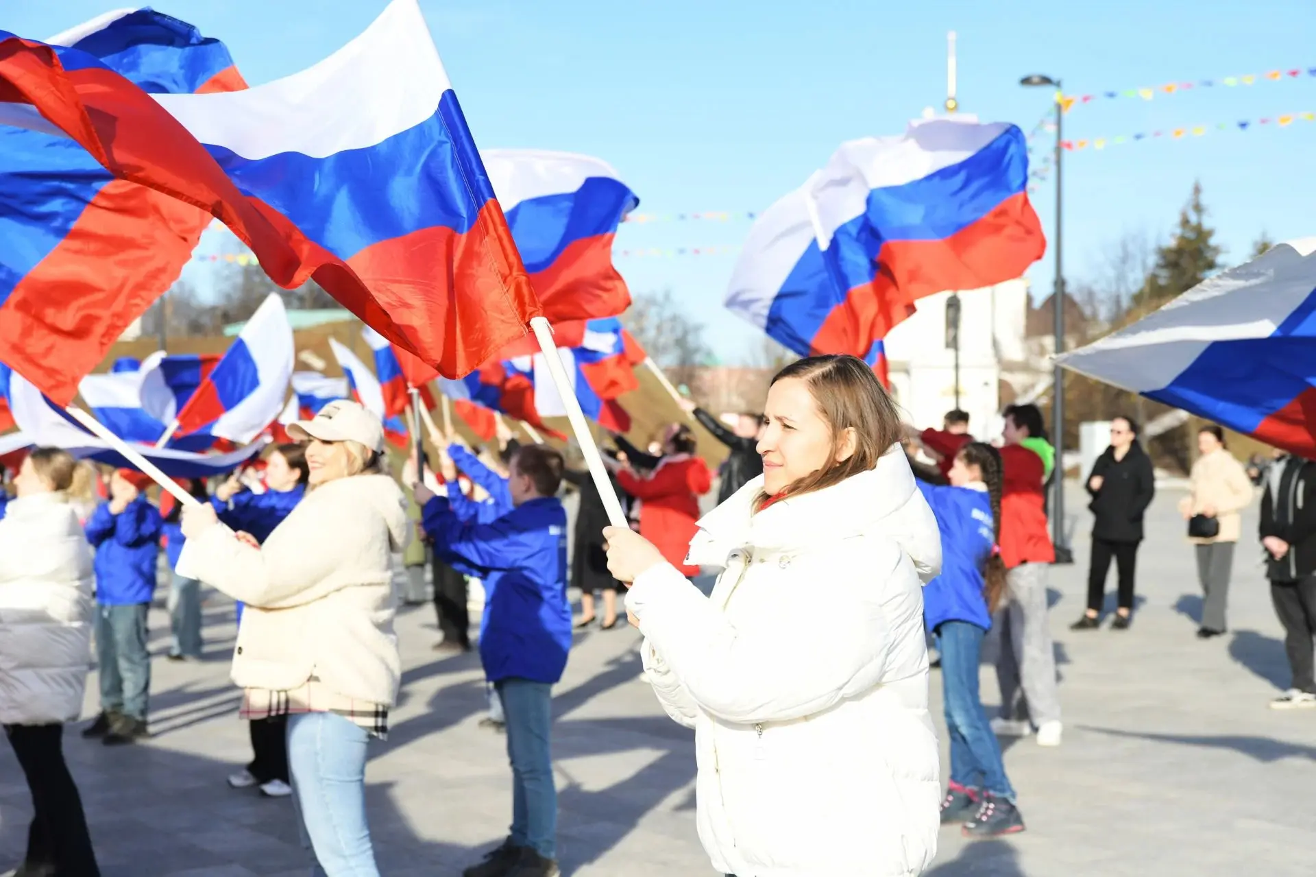 Пусть флаг трёхцветный гордо вьётся