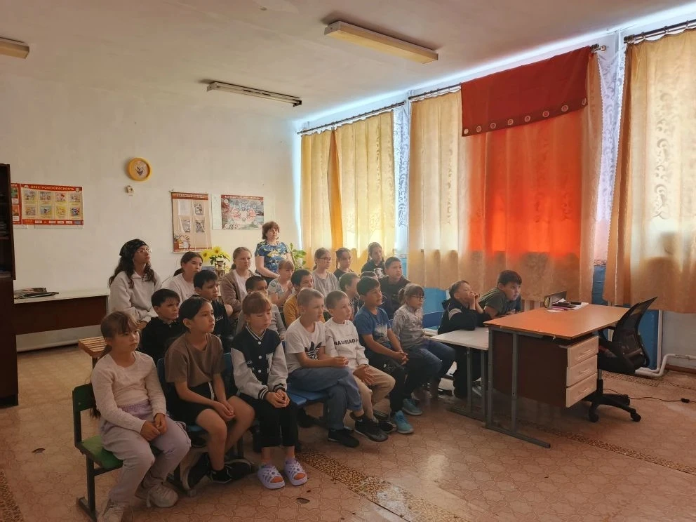 Бөгөн мәктәп яны майҙансығында ойошторолған лагерҙа  ял итеүсе  балалар, тәрбиәселәре м...