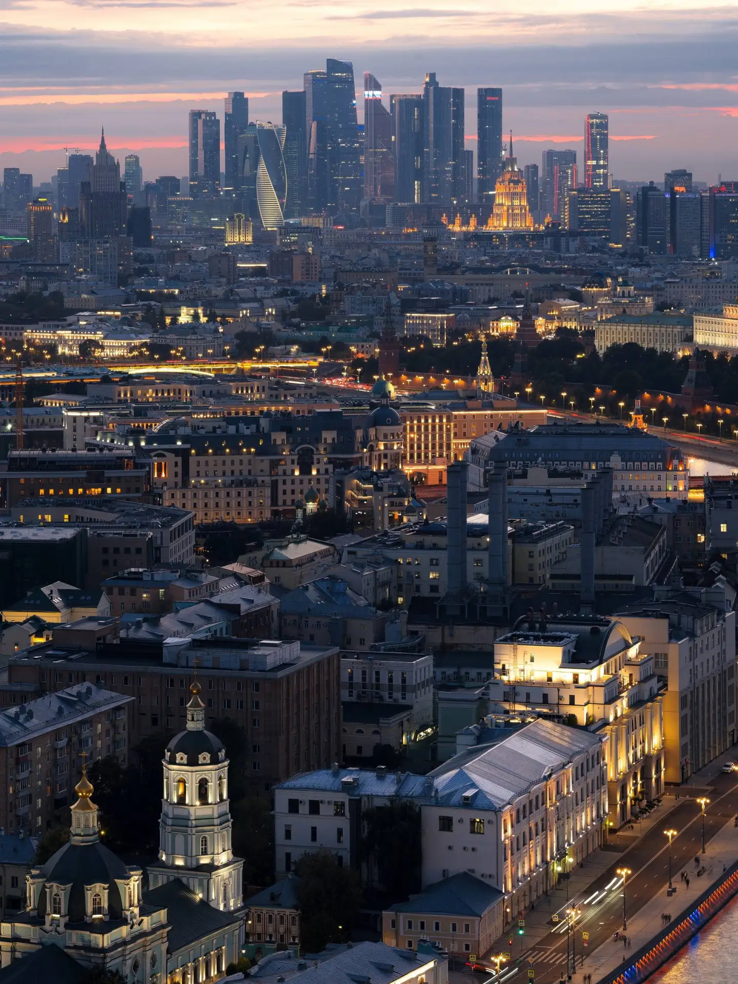 🏙 Четверг подошел к концу — можно расслабиться!
