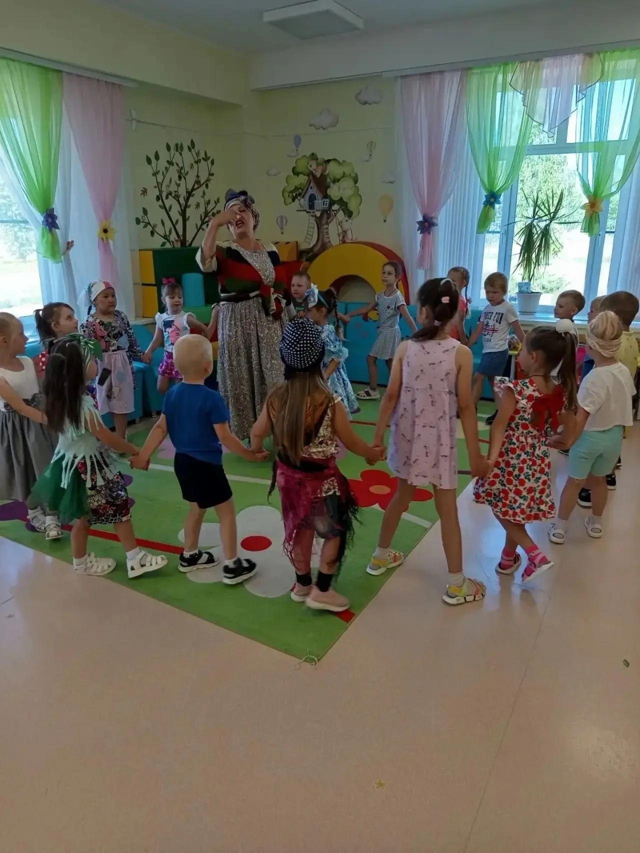 30 июня - День рождения Бабы-Яги, необычный и сказочный праздник! И конечно же, наши юные исследоват