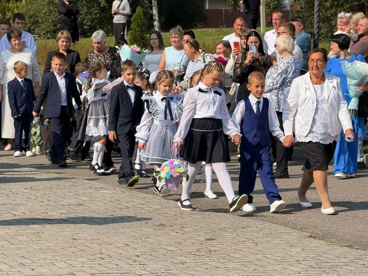 Сегодня все школы Нижнеломовского района вновь распахнули двери навстречу новому учебно...