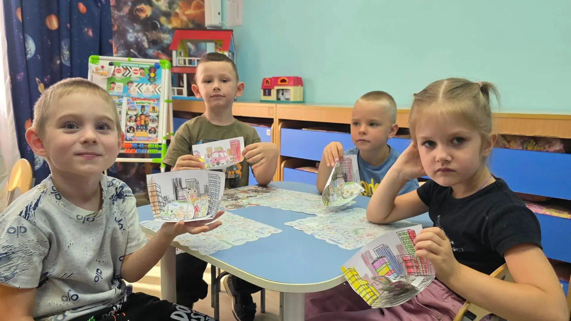 В рамках кружка «Умелые ручки» ребята из группы «Почемучки» создали композицию «Безопас...