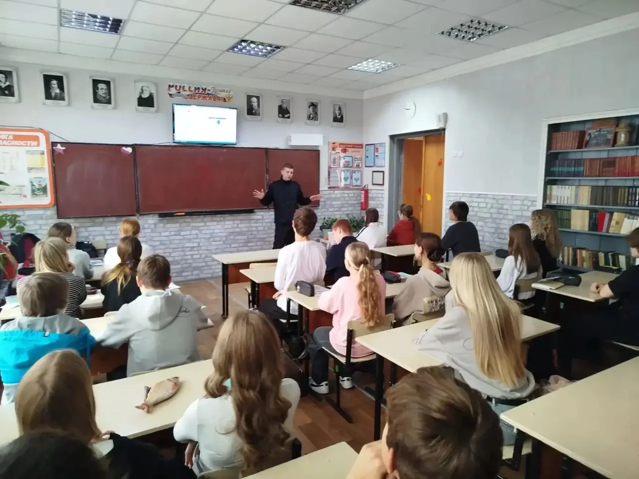 👮‍♂️ В Алчевске полицейские продолжают знакомить школьников с профессией сотрудника ор...